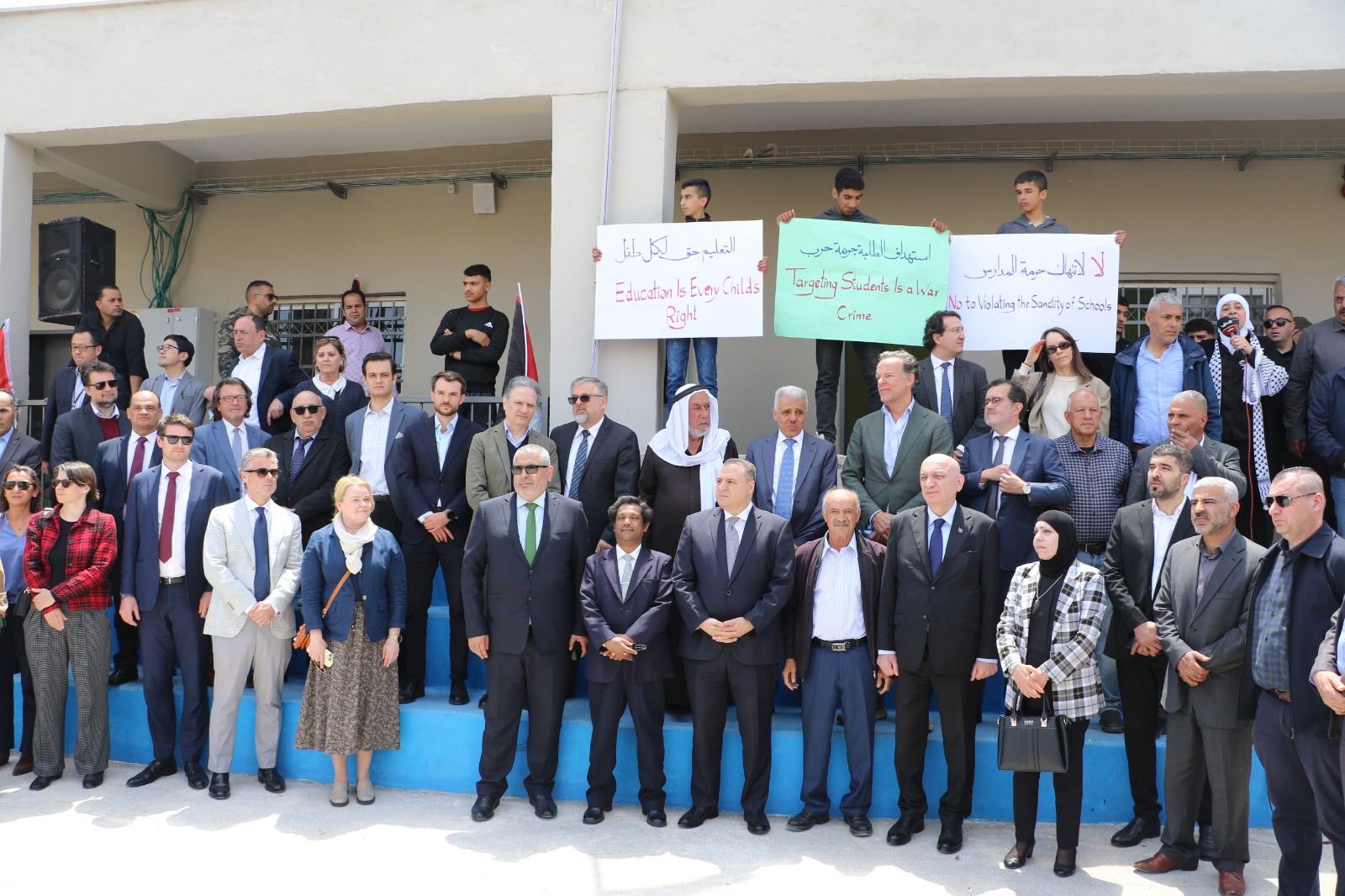 "التربية" تنظم زيارة دعم ومناصرة لطلبة مدرسة المغير الثانوية